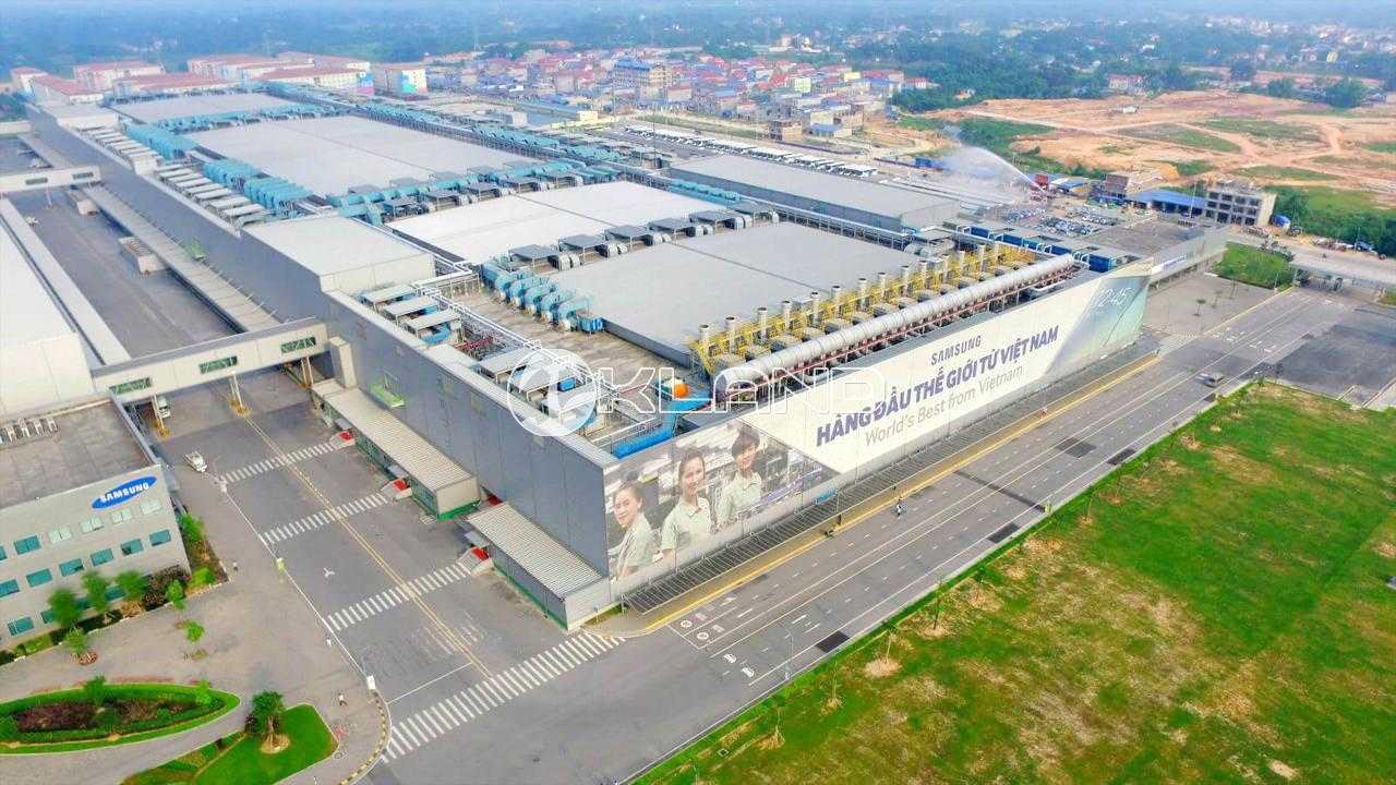 Một góc Khu công nghiệp Yên Bình với đường nội bộ rộng rãi và các nhà máy