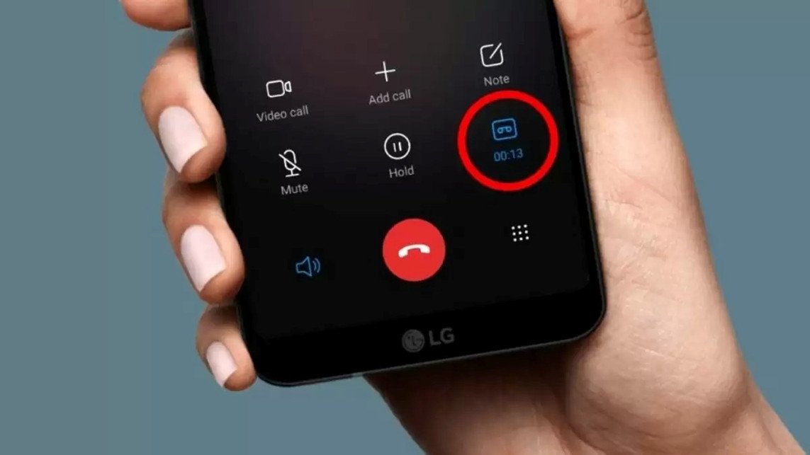 Một người đang cầm điện thoại Android, màn hình hiển thị ứng dụng ghi âm cuộc gọi