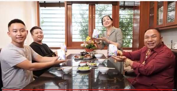 Một tình huống minh họa Hiệp Đen can thiệp để giải quyết mâu thuẫn, củng cố danh tiếng về sự trượng nghĩa.