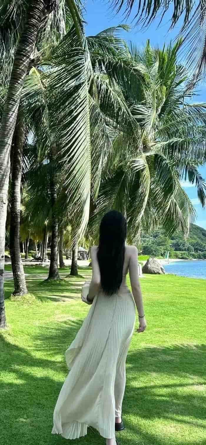 nền cô gái quay lưng tóc xõa phía sau