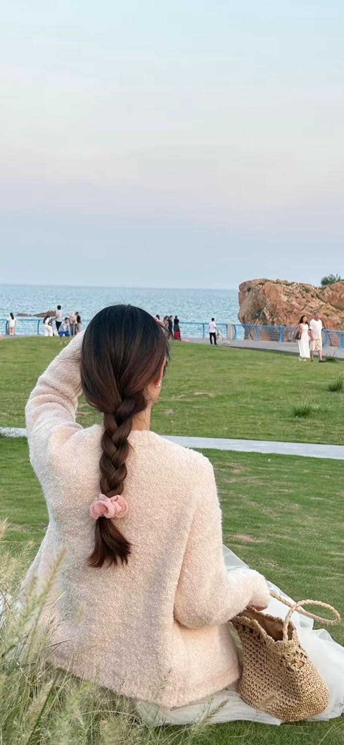 nền cô gái quay lưng trong công viên