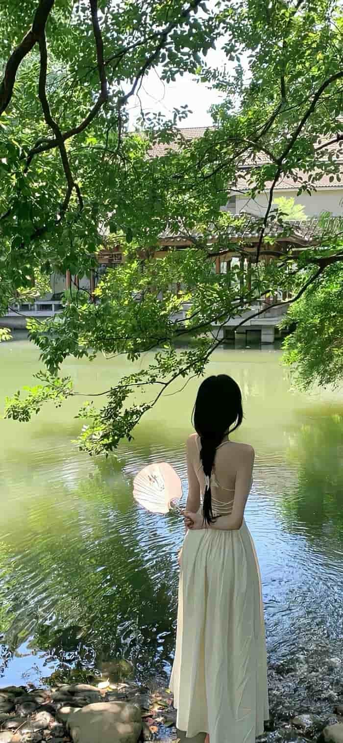nền gái quay lưng khoe vai trần quyến rũ