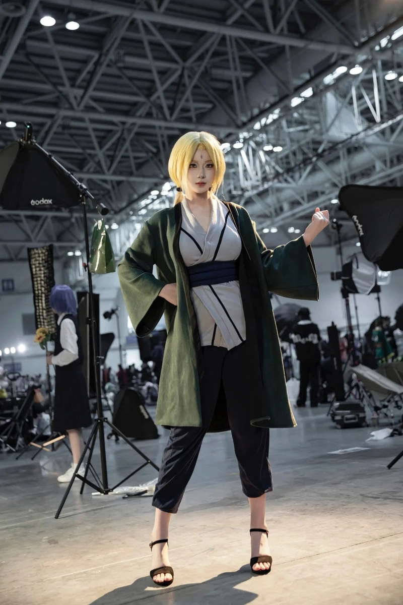 ngắm nhìn cosplay tsunade trong trang phục quen thuộc