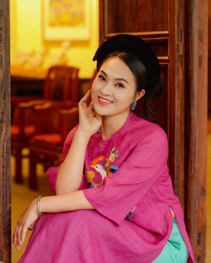 Nghệ sĩ Hoài Thu trong trang phục biểu diễn chèo