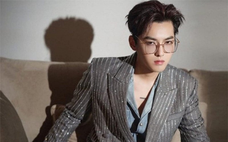 Ngô Diệc Phàm EXO nhìn thẳng vào ống kính