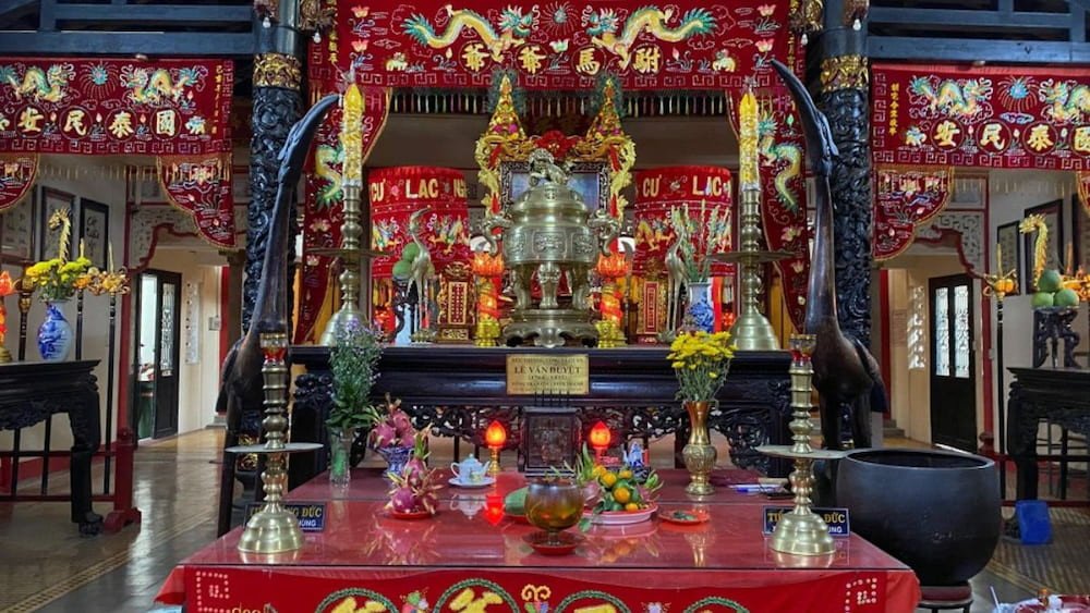 Ngoài thờ Tả quân, Lăng Ông Bà Chiểu còn là nơi tưởng nhớ Thiếu phó Lê Chất và Kinh lược Phan Thanh Giản.