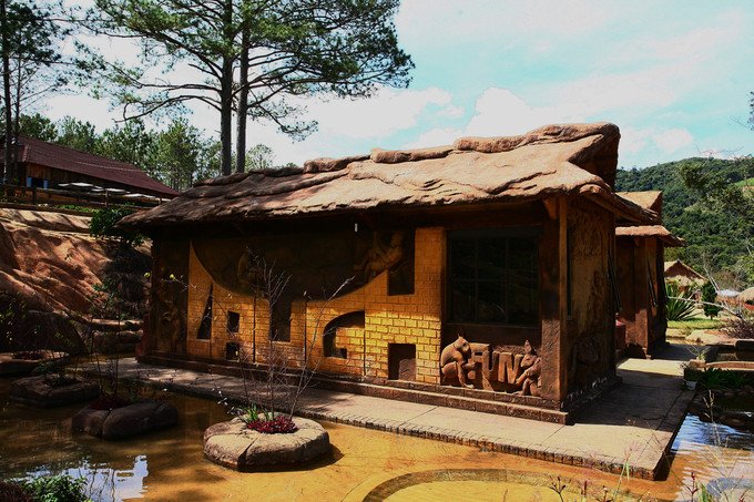 Ngôi nhà đất đỏ bazan với kiến trúc mái dốc