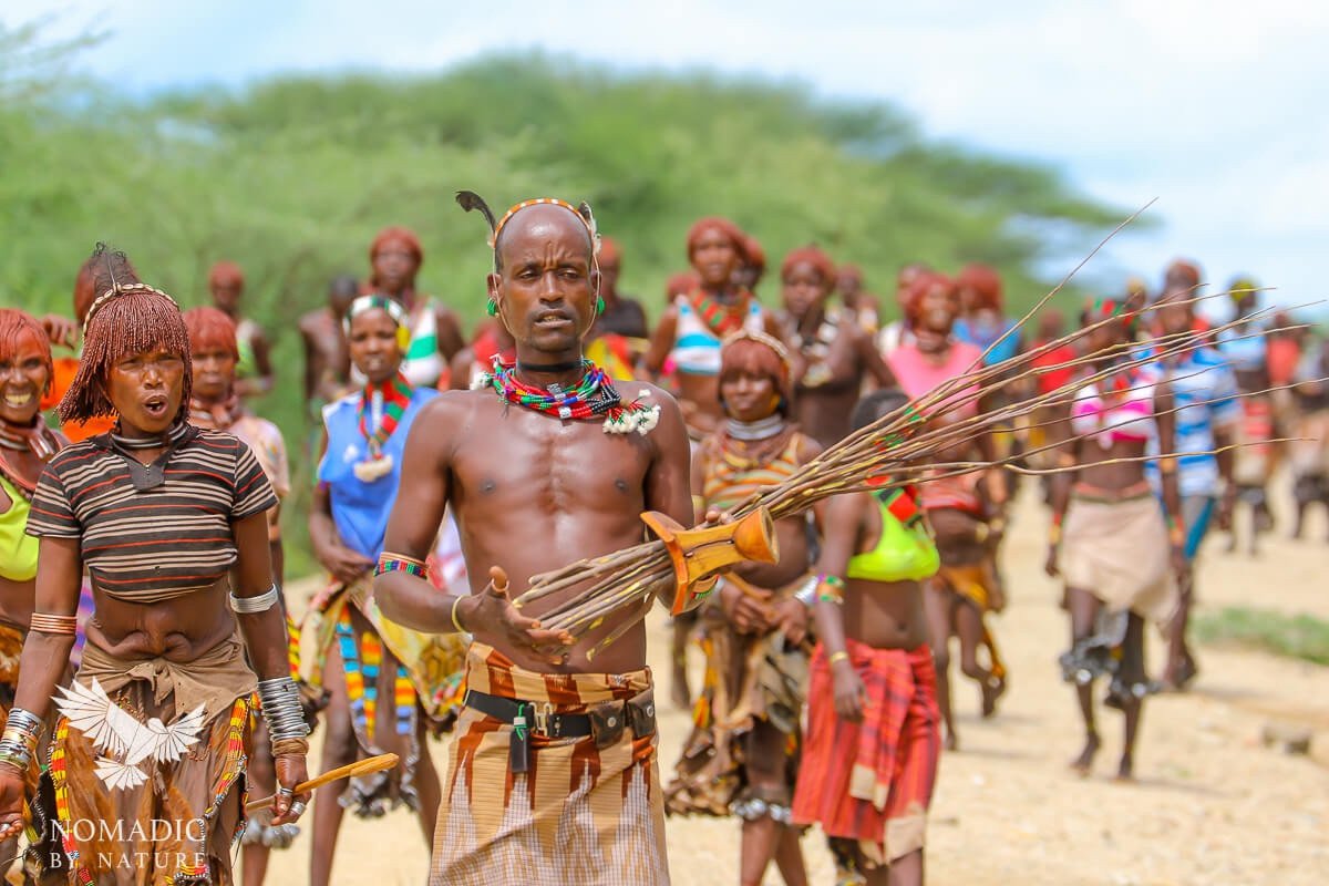 Người bộ tộc Hamar tụ tập chuẩn bị cho nghi lễ