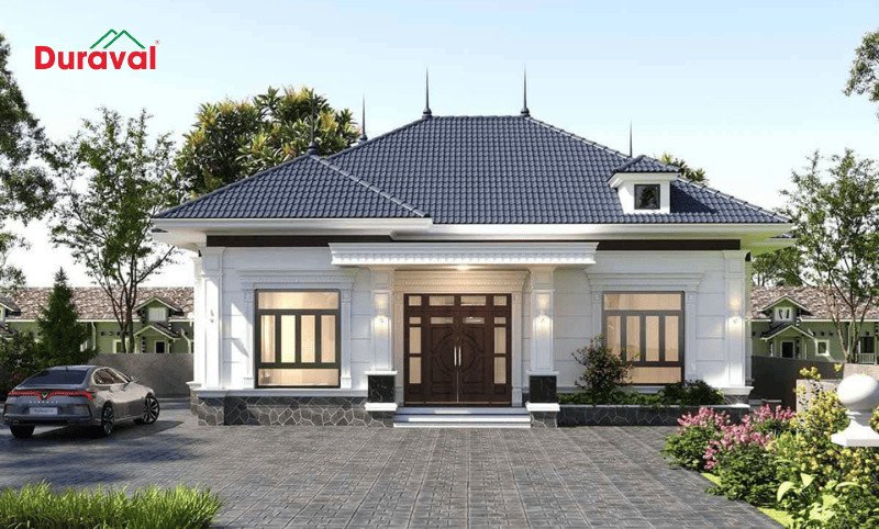 Người đàn ông đang xem xét bản vẽ ngôi nhà