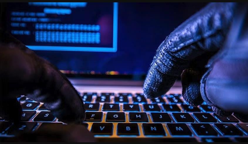 Người dùng máy tính xách tay với lớp bảo vệ dữ liệu cá nhân