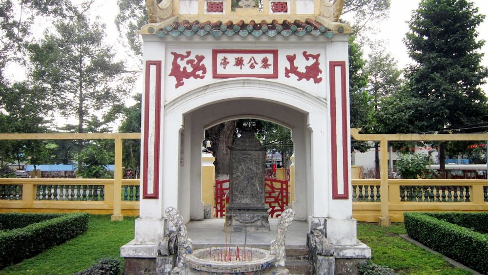 Nhà bia tại Lăng Ông Bà Chiểu, nơi ghi lại công đức của Tả quân Lê Văn Duyệt.