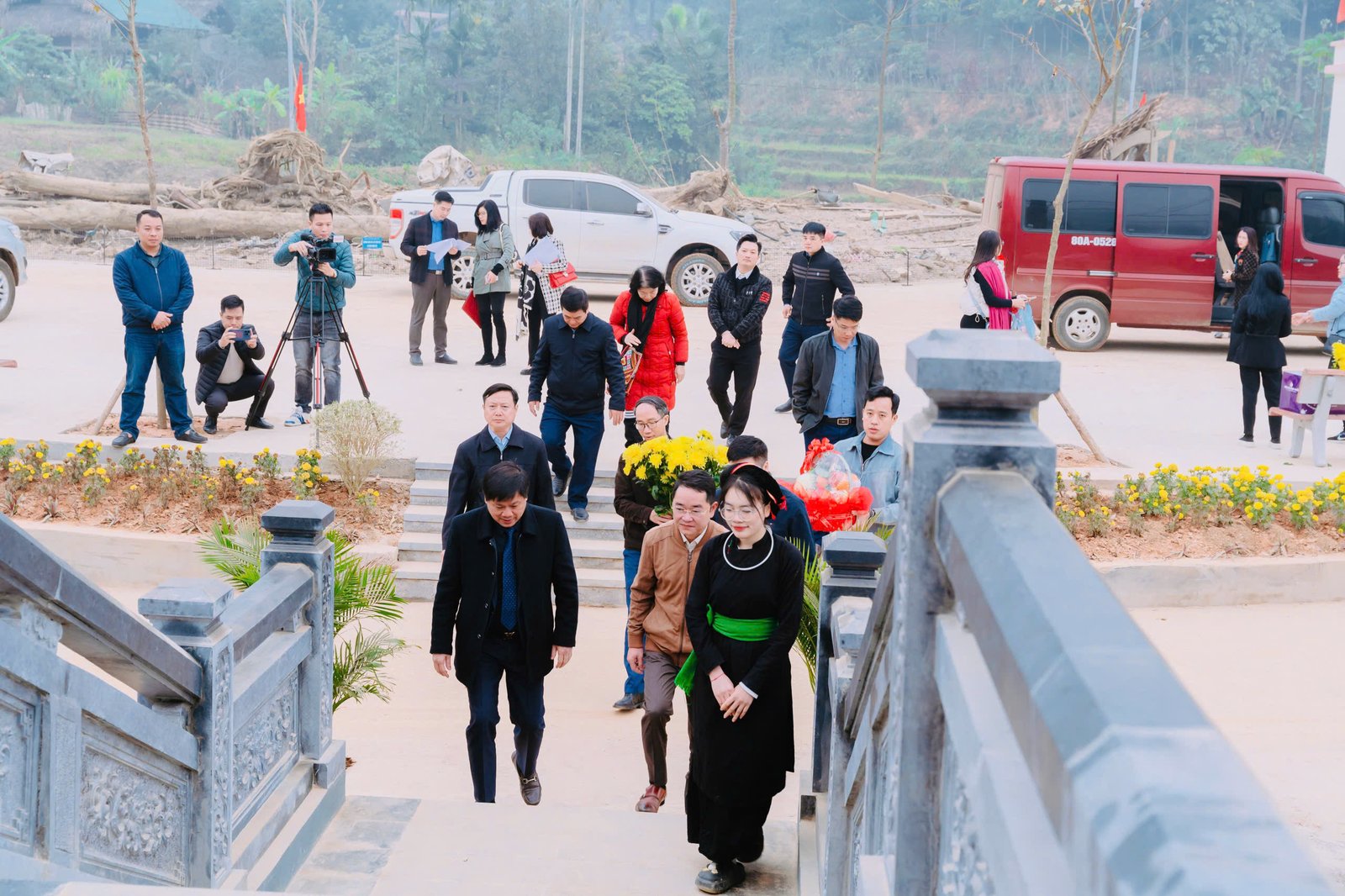 Nhà bia tưởng niệm 67 nạn nhân thiên tai tại Làng Nủ, ghi dấu ký ức đau thương.