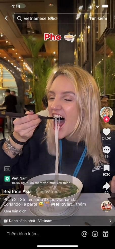 Nhà sáng tạo nội dung TikToker Beatrice Asia thưởng thức Phở