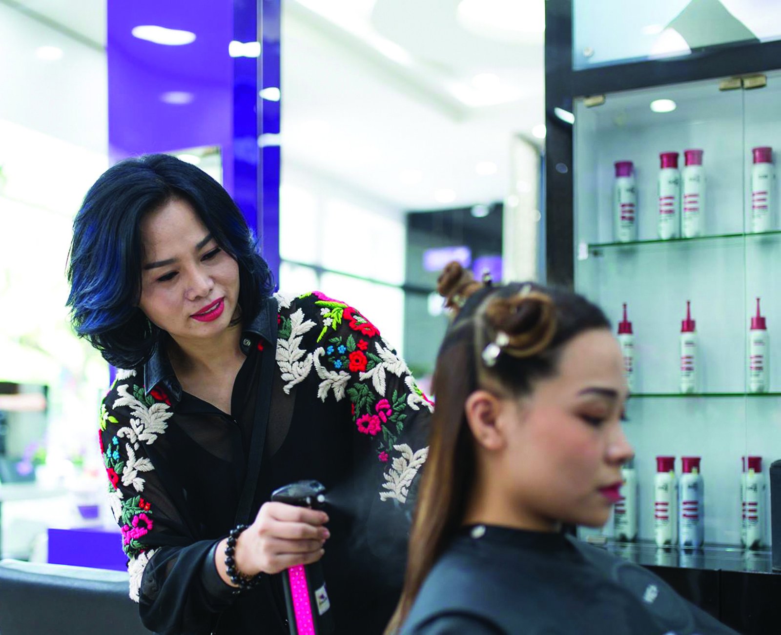 Nhà tạo mẫu Kim Loan tư vấn kiểu tóc cho khách hàng tại Salon tóc Kim Loan