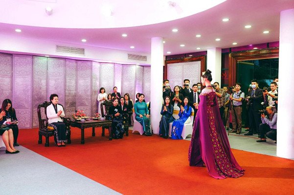 Nhà thiết kế Đỗ Trịnh Hoài Nam và những tà áo dài truyền thống tại sự kiện ngoại giao văn hóa.