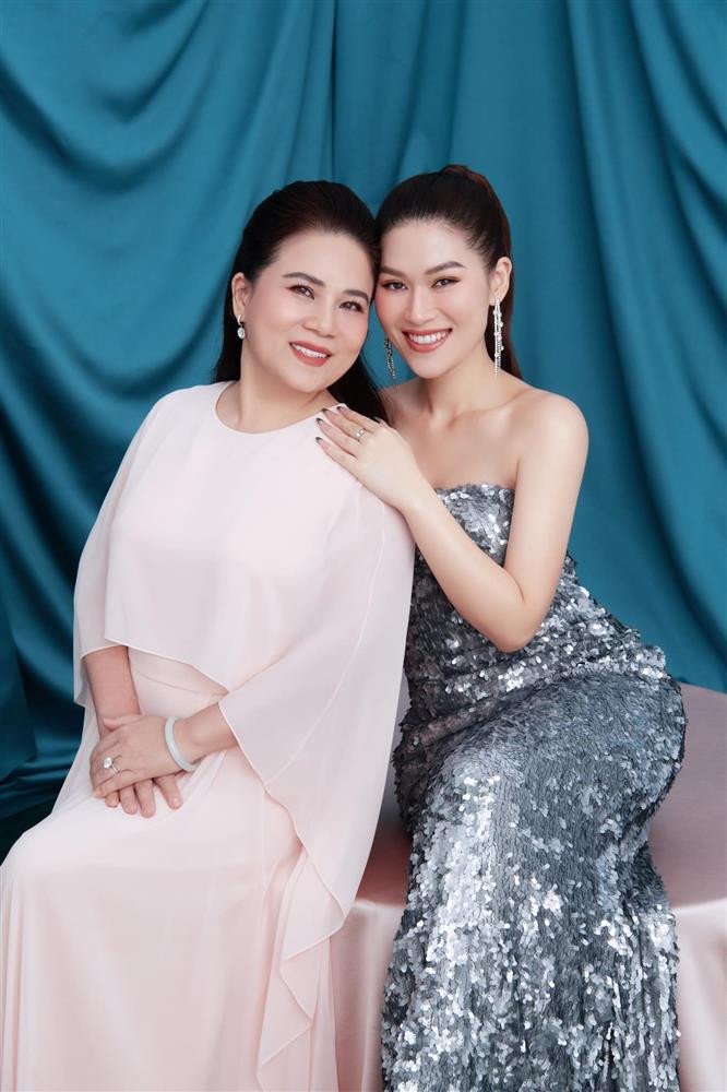 Nhan sắc trẻ trung, quý phái của mẹ Ngọc Thanh Tâm