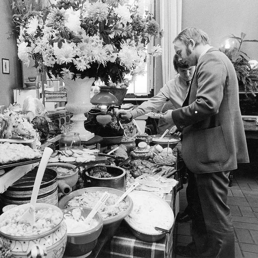 Nhiều tài liệu chỉ ra, hình thức phục vụ tiệc Buffet ra đời từ phương Tây vào cuối thế kỷ XIX.