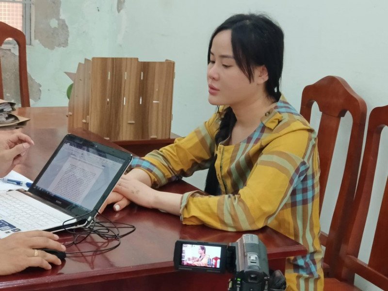 Ninh Thị Vân Anh tại cơ quan điều tra vụ án lừa đảo