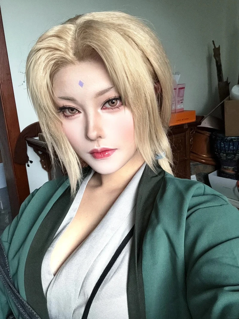 nữ hokage tsunade cosplay với khí chất thủ lĩnh đặc biệt