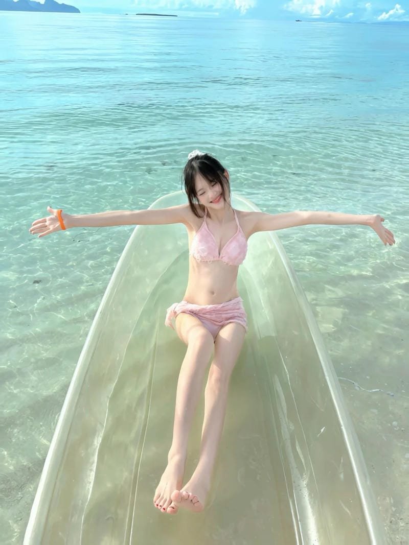 nữ sinh mặc bikini hình thể cân đối