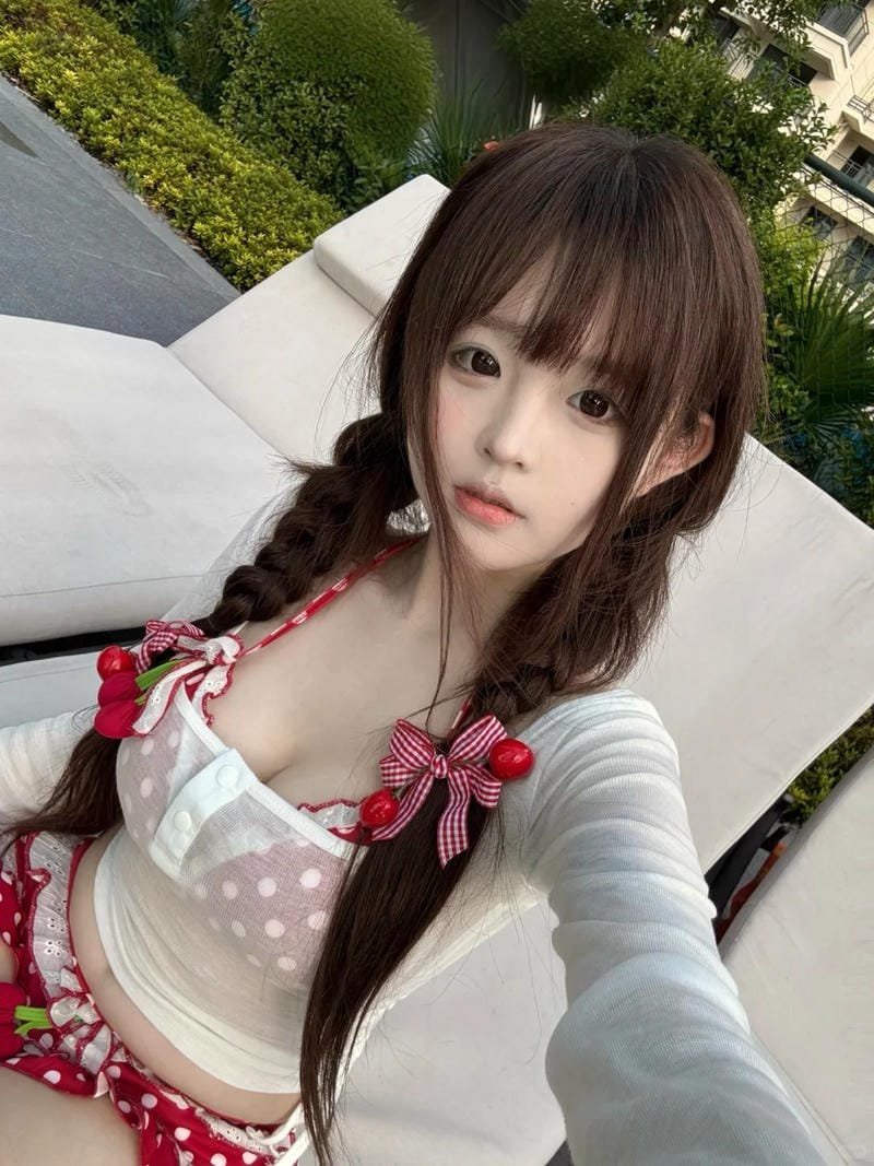 nữ sinh mặc bikini trong không gian mở