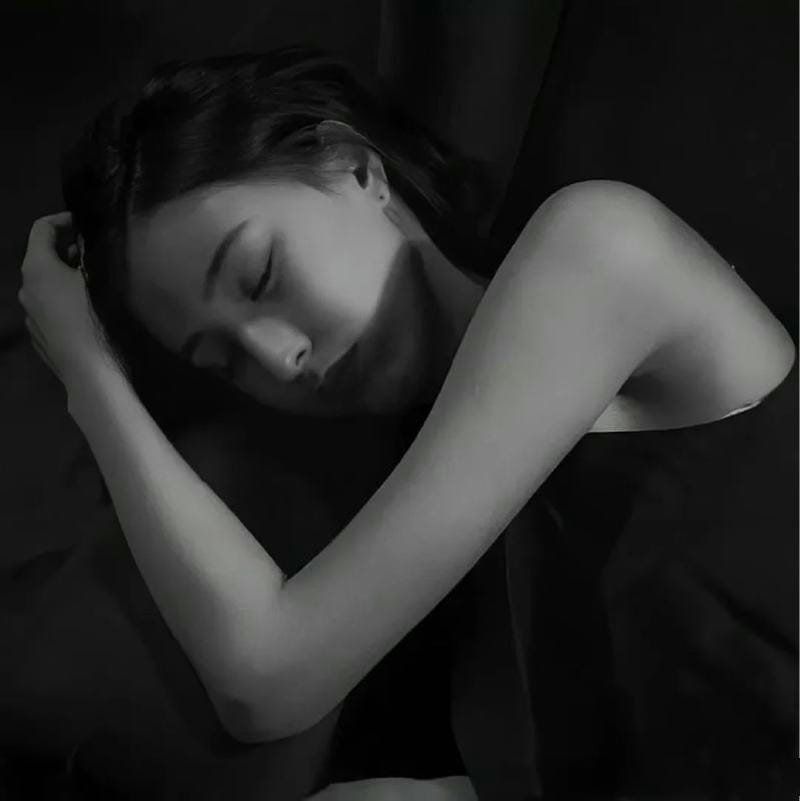 nữ tính sâu lắng avatar đen trắng