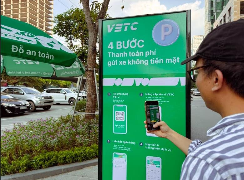 Ô tô đậu tại bãi đỗ có biển báo thu phí VETC