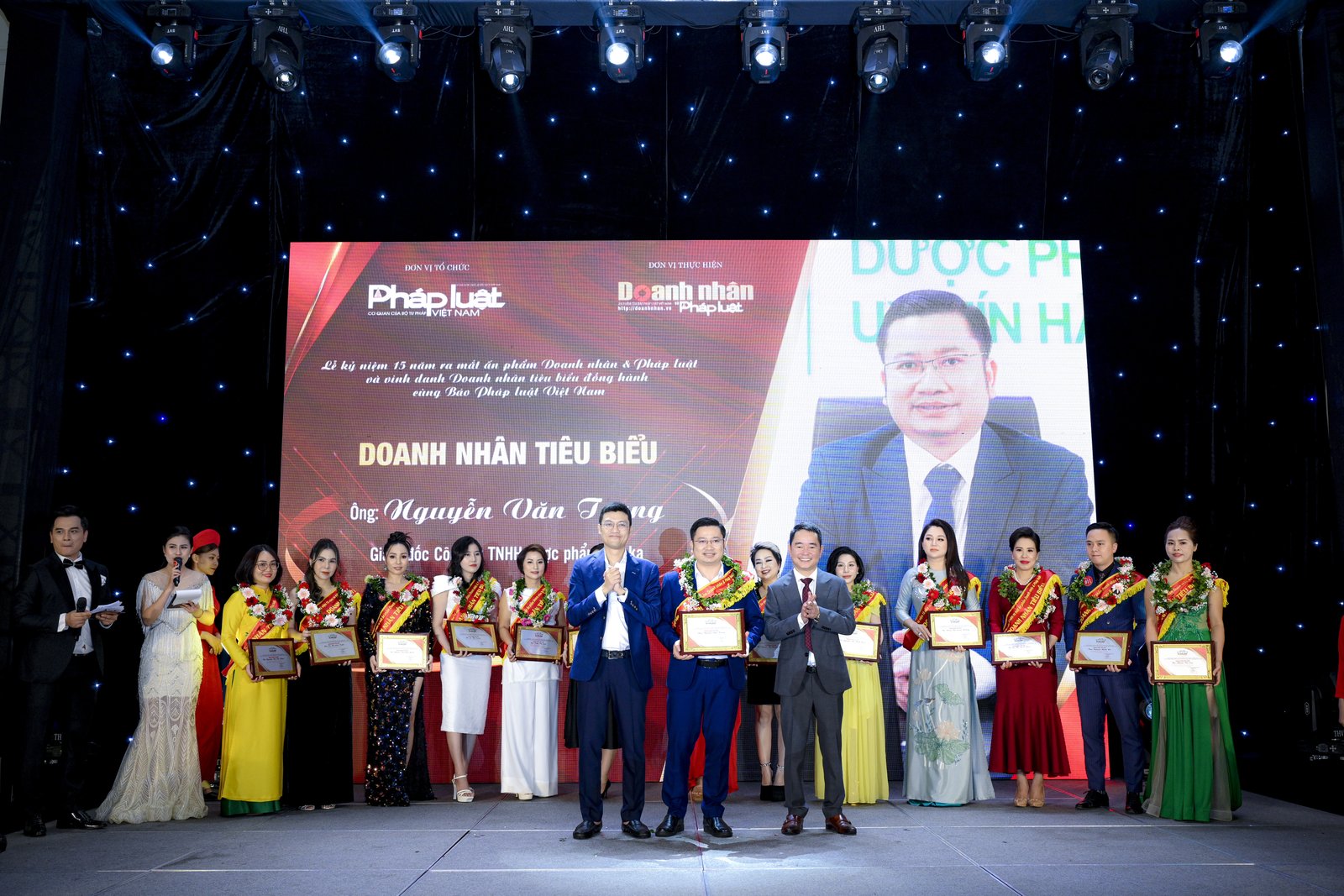 Ông Nguyễn Văn Trung nhận giấy chứng nhận tại sự kiện