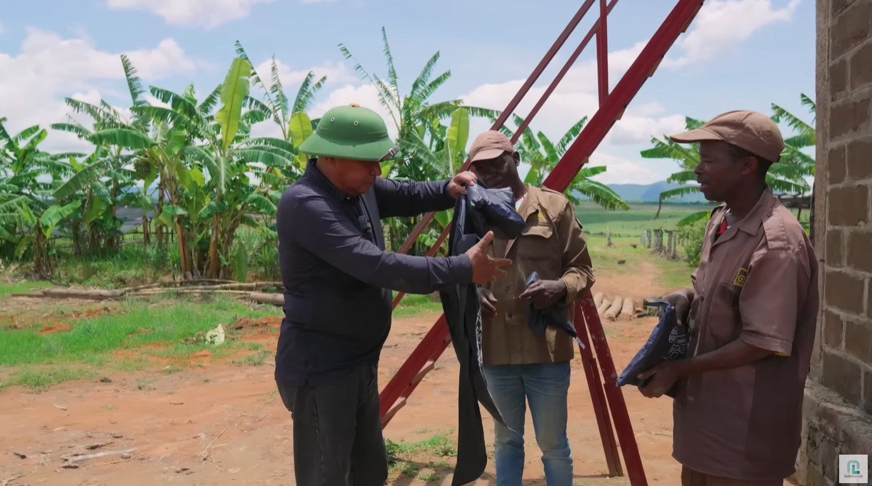 Ông Phạm Quang Quý đang làm vlog tại một bản làng ở Angola