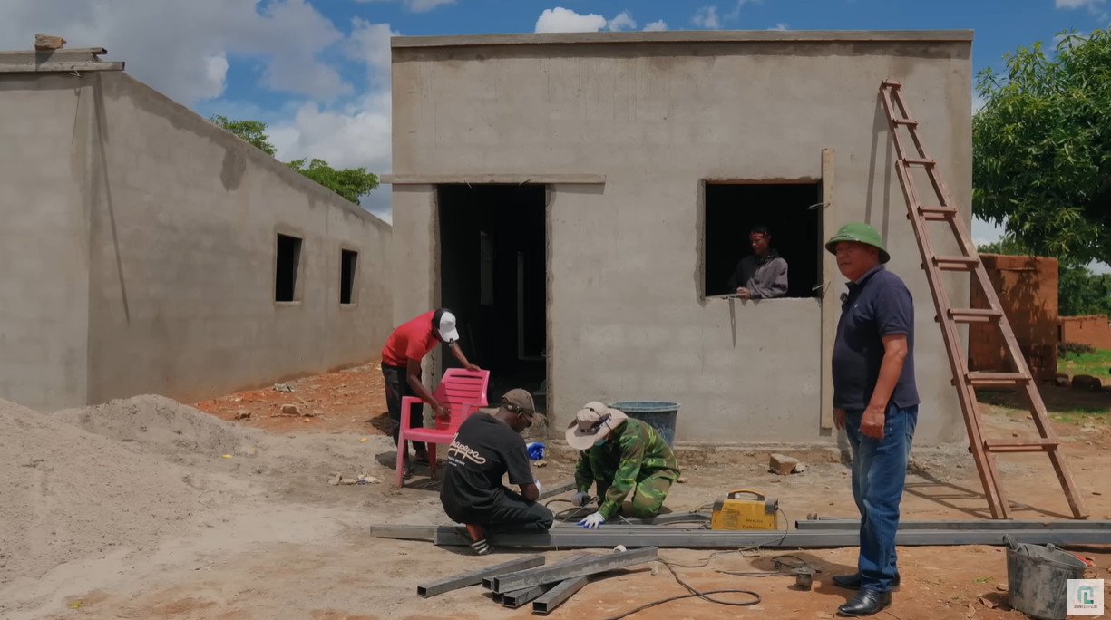 Ông Phạm Quang Quý theo sát quá trình xây dựng nhà mới cho các thành viên team châu Phi
