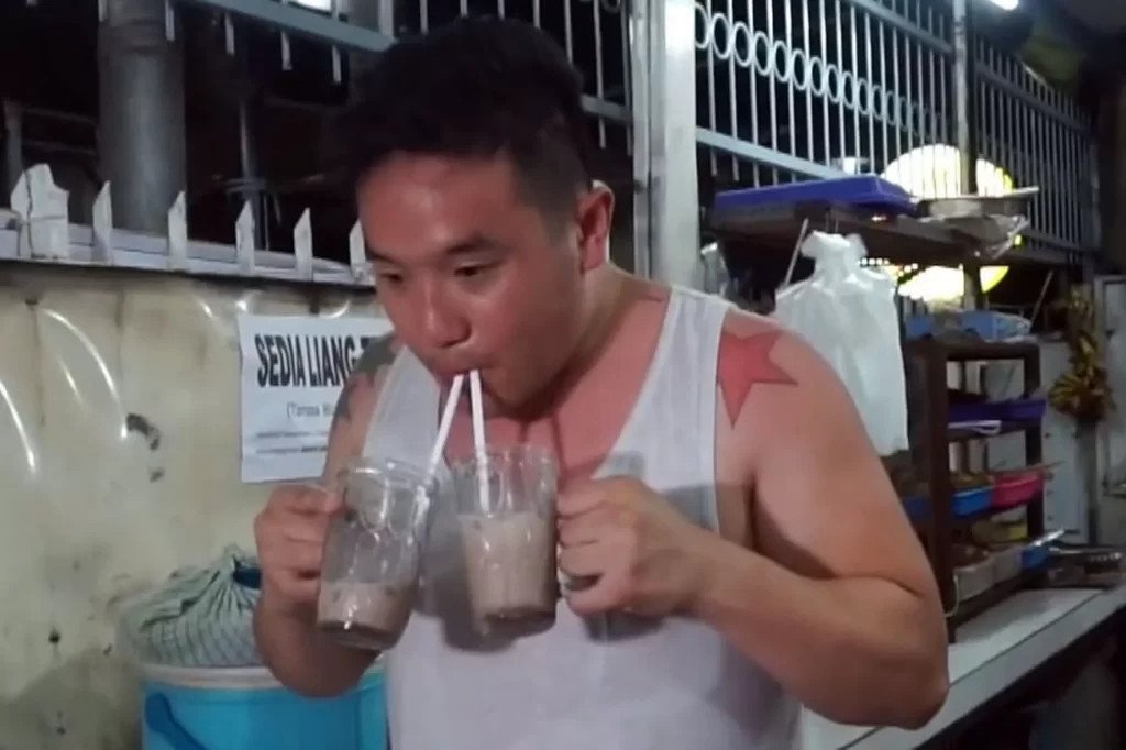Phản ứng của Ben Sumadiwiria khi ăn mì cay