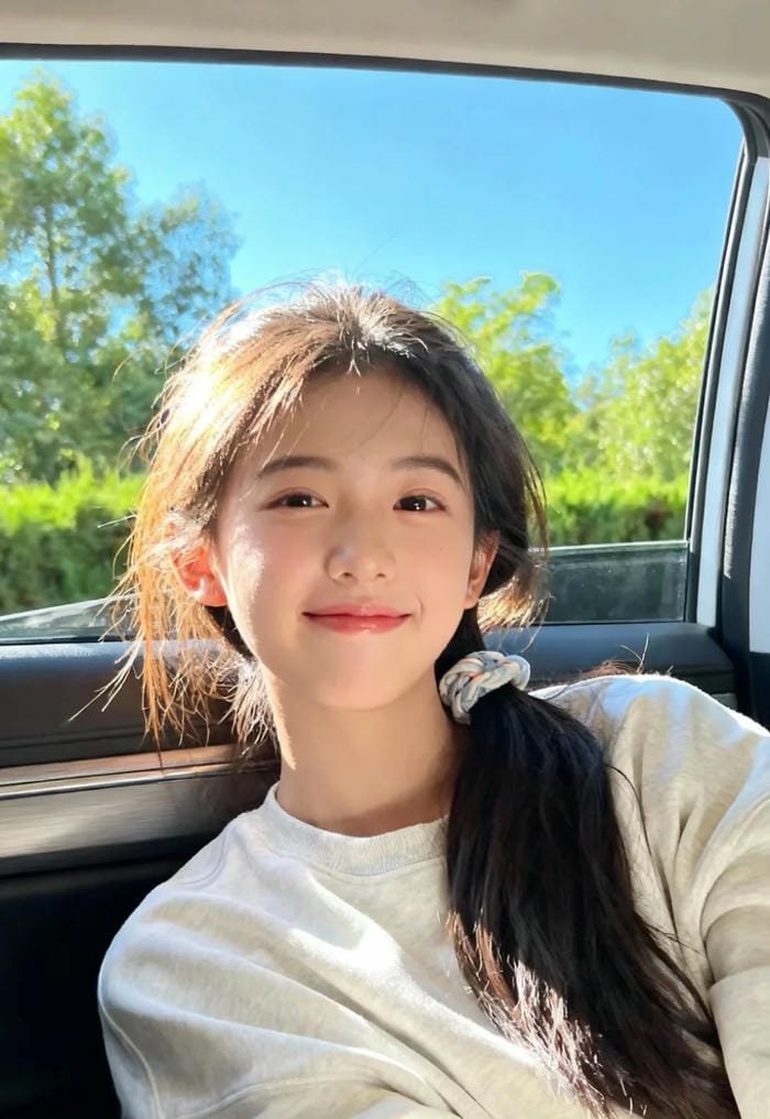 phong cách hiện đại của gái 2k3 xinh