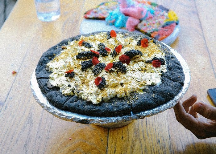 Pizza phủ vàng 24K của nhà hàng Industry Kitchen