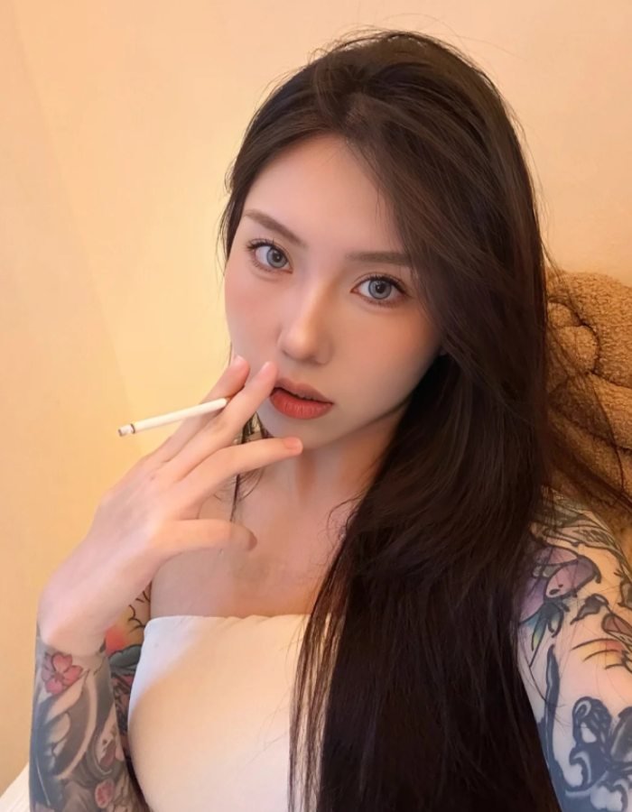 qua dáng chụp thấy rõ gái xinh xăm mình