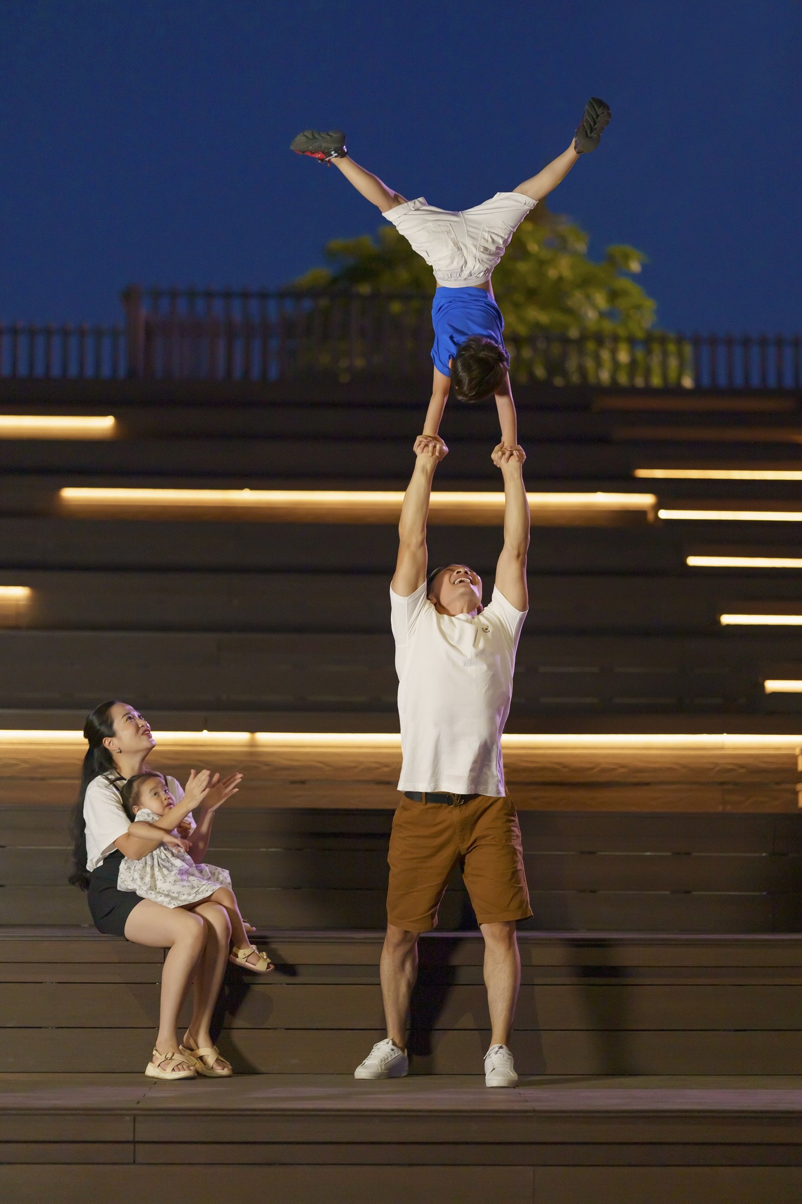 Quốc Cơ diễn xiếc chồng tay với con trai Bắp tại quảng trường Aqua Marina, Hồng Phượng và bé Dâu cổ vũ