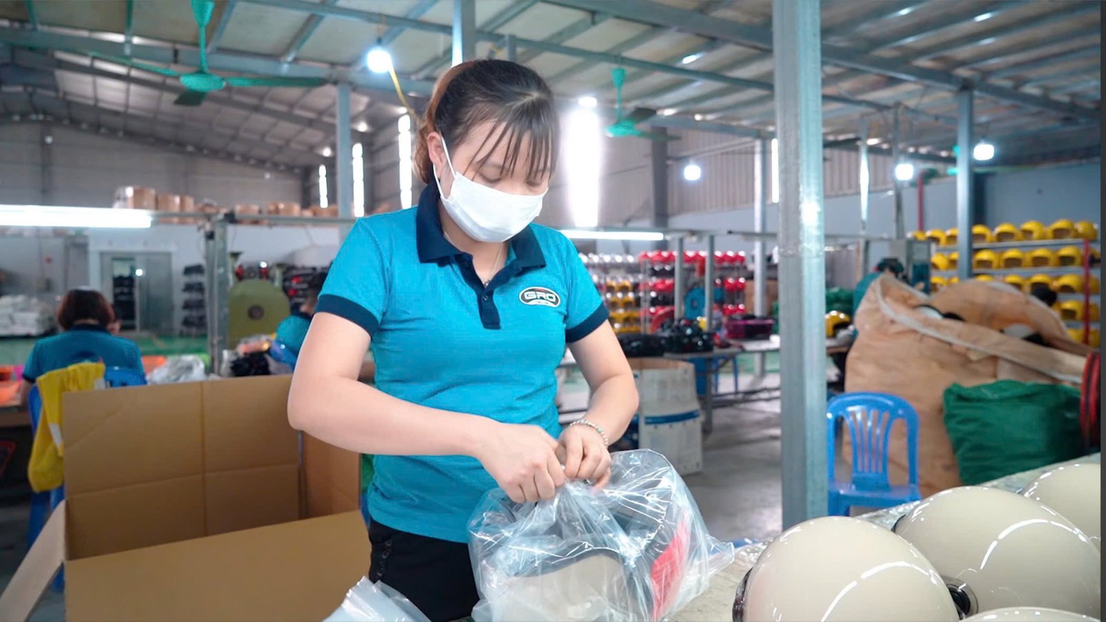 Quy trình sản xuất mũ bảo hiểm GRO Helmet với đội ngũ công nhân lành nghề đảm bảo chất lượng đồng nhất