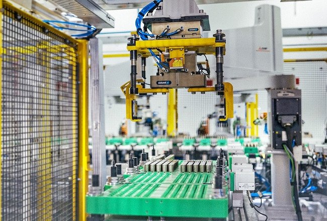 Robot tự động lắp ráp tế bào pin tại nhà máy VinES, minh họa công nghệ sản xuất pin xe điện