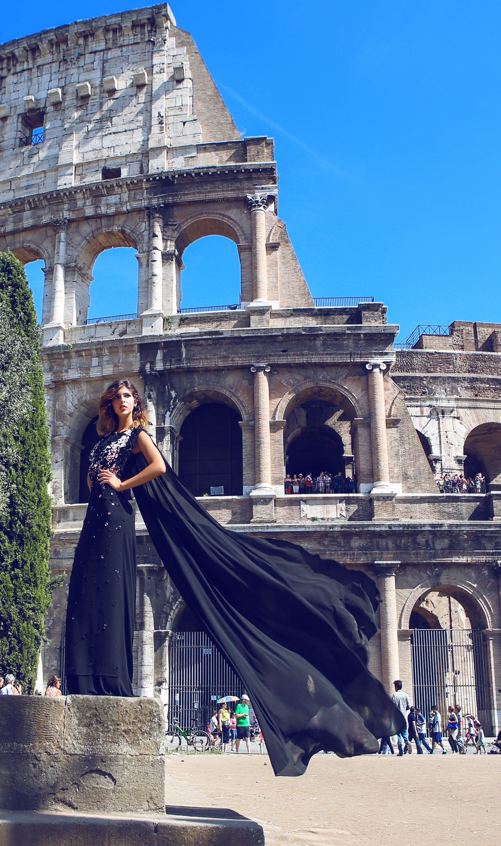 Siêu mẫu quốc tế quảng bá áo dài Đỗ Trịnh Hoài Nam tại Đấu trường La Mã, Rome, Italy