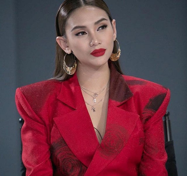 Siêu mẫu Võ Hoàng Yến trên sàn diễn thời trang