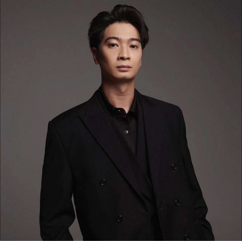 SlimV biểu diễn trên sân khấu lớn, thể hiện tài năng DJ và nhà sản xuất âm nhạc hàng đầu.