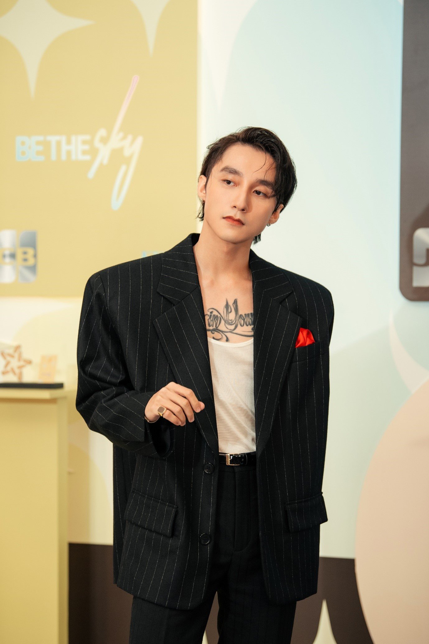 Sơn Tùng M-TP trên sân khấu ra mắt thẻ Be The Sky