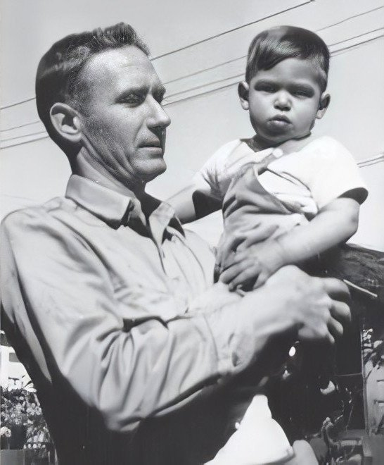 Steve Jobs nhỏ tuổi cùng cha nuôi Paul Jobs