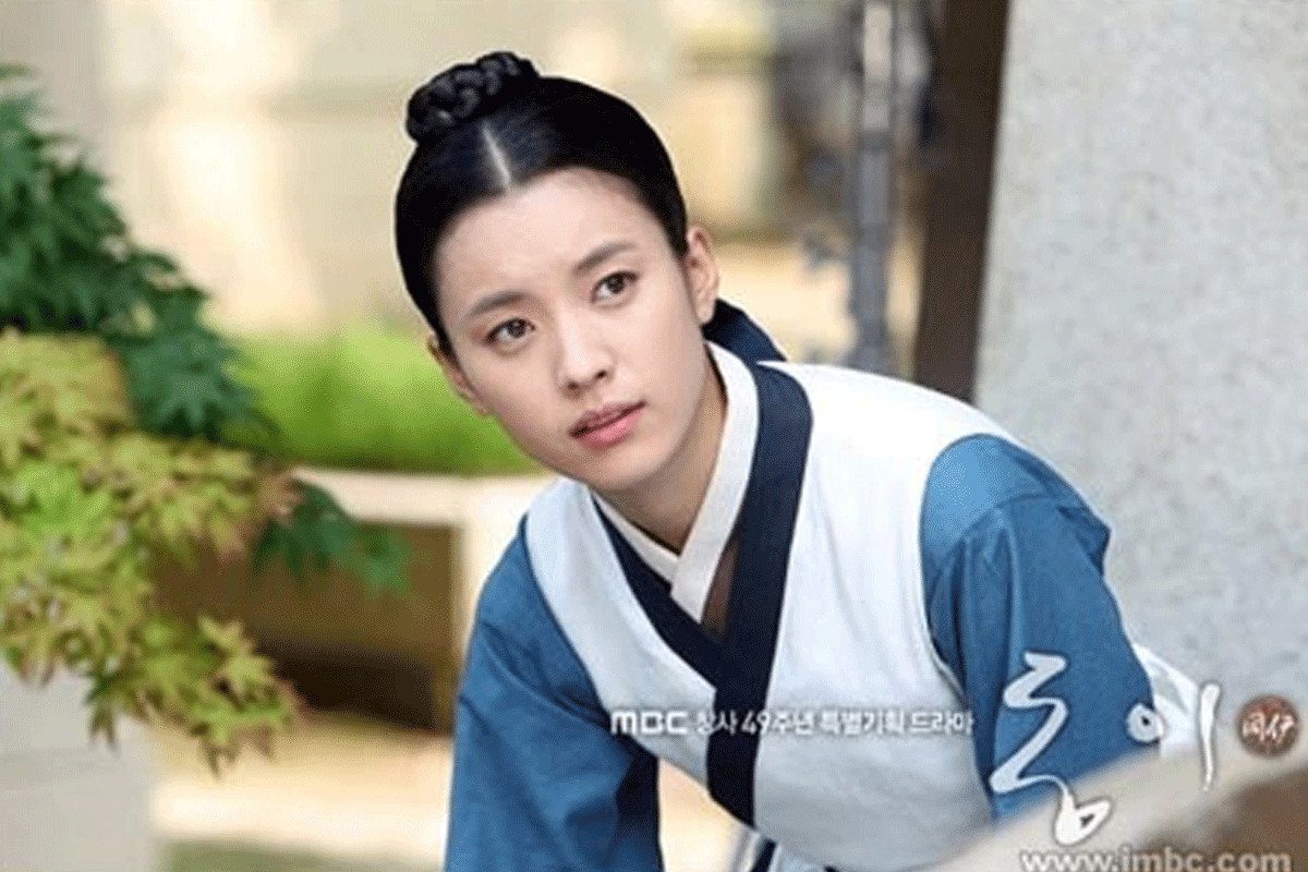 Sukbin Choe trong trang phục cung nữ, người mẹ của vua Yeongjo