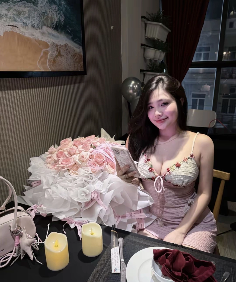 tạ thanh nhi bikini ngồi cạnh bó hoa to