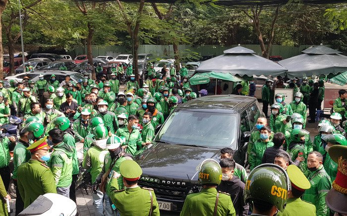 Tài xế Grab biểu tình phản đối tăng giá cước tại Hà Nội