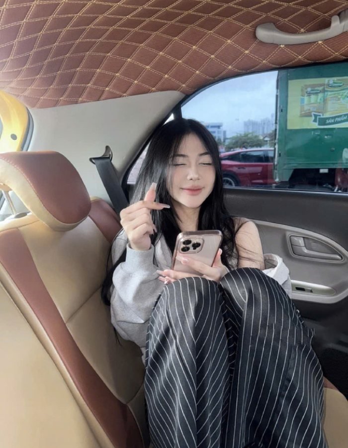 tạo dáng đơn giản ảnh Trần Hà Linh