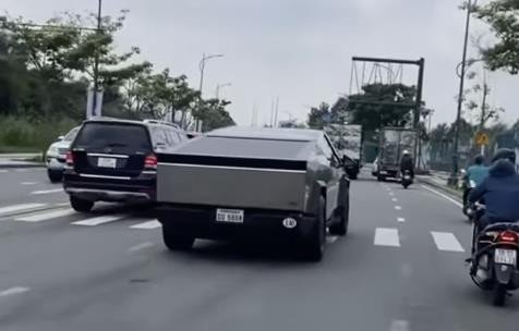 Tesla Cybertruck biển số Lào lăn bánh trên đường phố Việt Nam