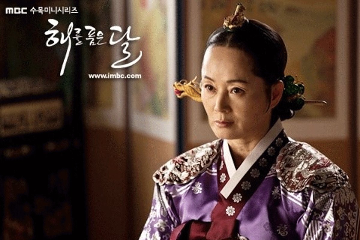 Thái hậu Daebi trong trang phục hoàng gia thể hiện quyền uy