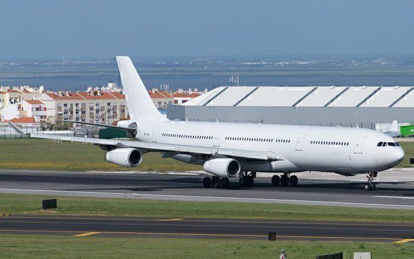 Thân máy bay dân dụng được sơn màu trắng