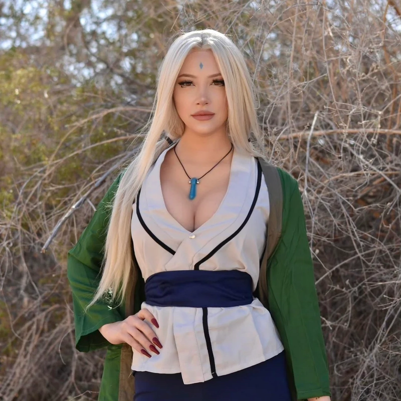 thần thái lãnh đạo được thể hiện qua tsunade cosplay